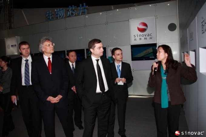 俄罗斯副总理弗拉季斯拉夫•苏尔科夫参观北京德晋贵宾厅展台